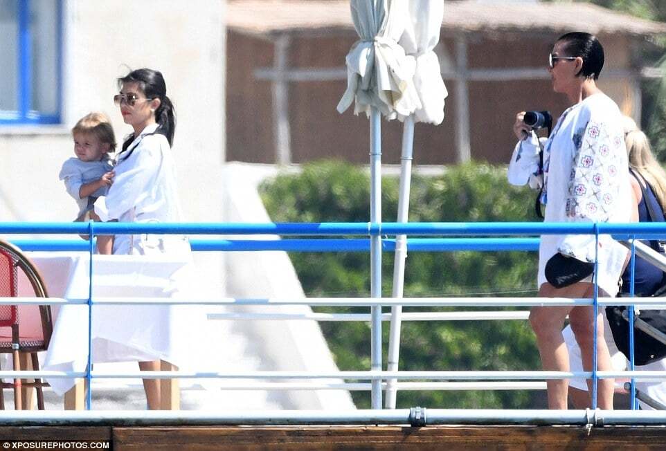 Мать Ким Кардашьян в стильной вышиванке прогулялась по Капри с дочерью и бойфрендом 