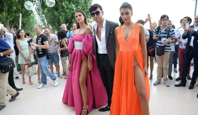 На фестивале в Венеции модели появились в откровенных платьях без белья