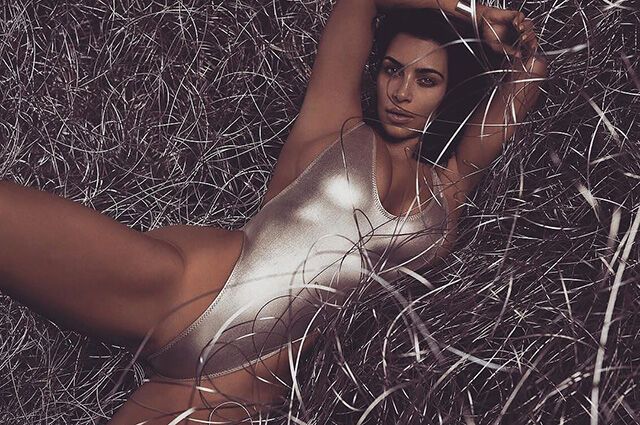 Ким Кардашьян произвела фурор откровенным снимком в серебристом купальнике