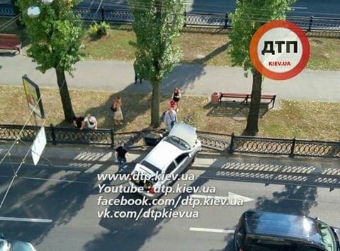 В Киеве на бульваре Шевченко автомобиль протаранил забор: опубликованы фото