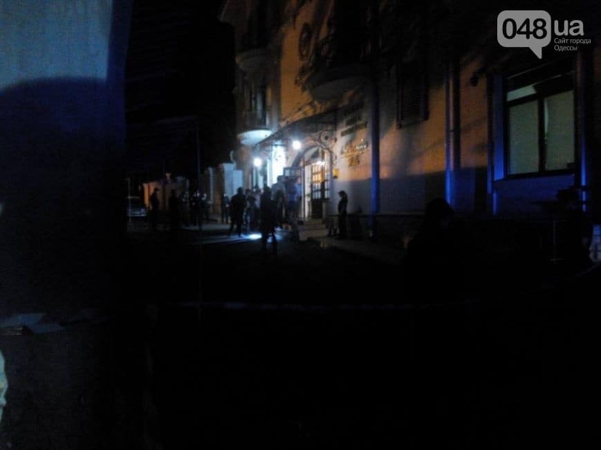 В Одесі невідомі зі стріляниною захопили готель і взяли заручників