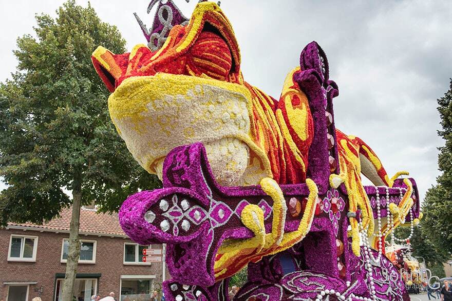 В Нидерландах прошел крупнейший в мире парад цветов: удивительные фото