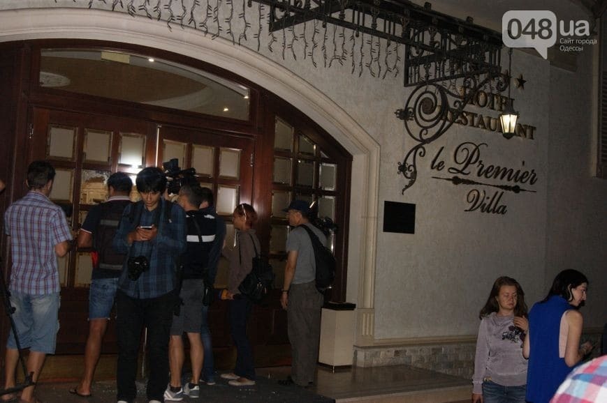 Захват отеля в Одессе: в сети показали последствия стрельбы. Опубликованы фото, видео