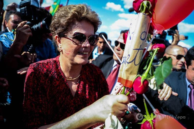 З посмішкою і квітами: Русеф після імпічменту покинула палац президента Бразилії