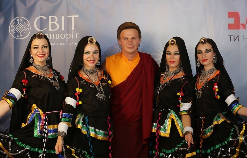 Дмитрий Комаров в образе тибетского монаха презентовал 8-й сезон экстремального тревел-шоу "Мир наизнанку"