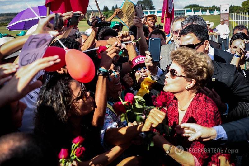 С улыбкой и цветами: Русеф после импичмента покинула дворец президента Бразилии. Опубликованы фото