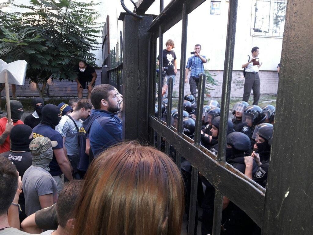 "Три скорых забрали раненых": в Киеве произошли столкновения возле скандальной стройки