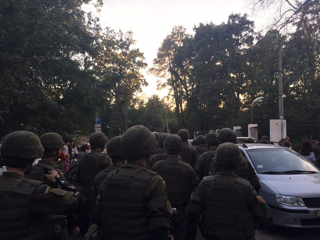 "Три скорых забрали раненых": в Киеве произошли столкновения возле скандальной стройки