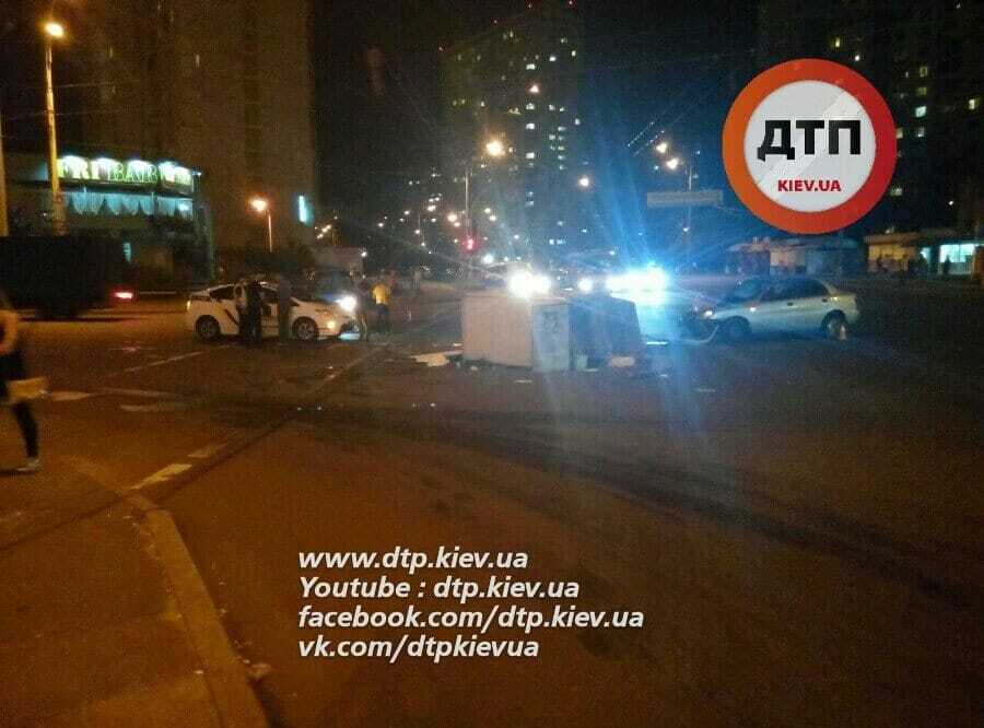 Проехал на красный: в Киеве произошло серьезное ДТП с опрокидыванием авто. Опубликованы фото