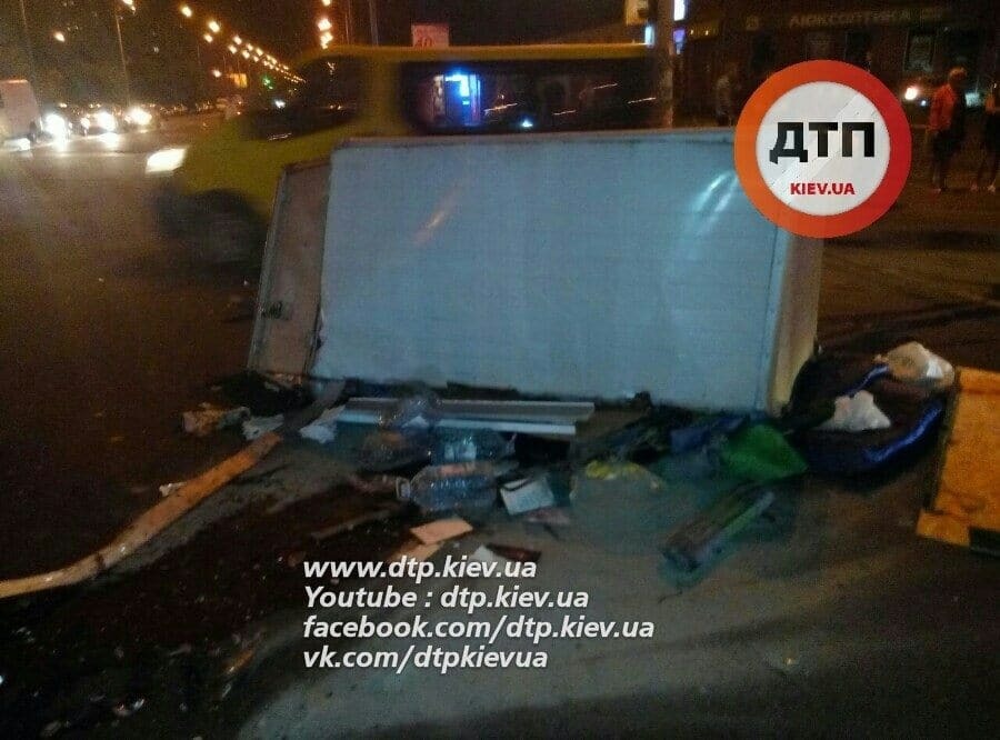 Проехал на красный: в Киеве произошло серьезное ДТП с опрокидыванием авто. Опубликованы фото