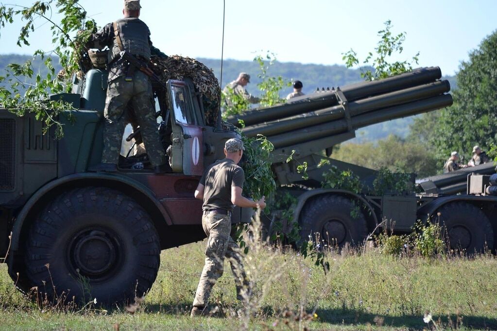 Реактивная мощь: штаб АТО показал тренировку украинских артиллеристов. Опубликованы фото и видео