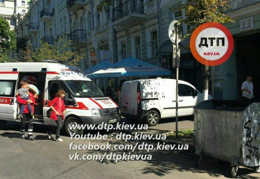 В Киеве скорая с ребенком из-за автохама застряла перед больницей