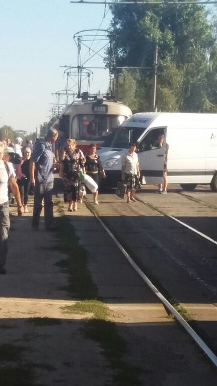В Киеве трамвай протаранил бус: опубликованы фото