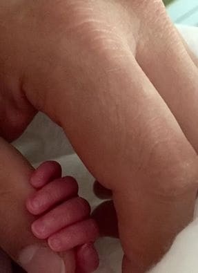 Елена Кравец показала, как убаюкивает новорожденную дочь: опубликовано видео
