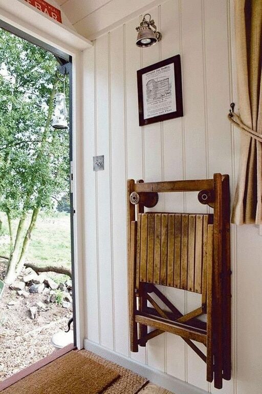 Оазис спокойствия в вашем саду: как оформить вагончик в цыганском стиле 