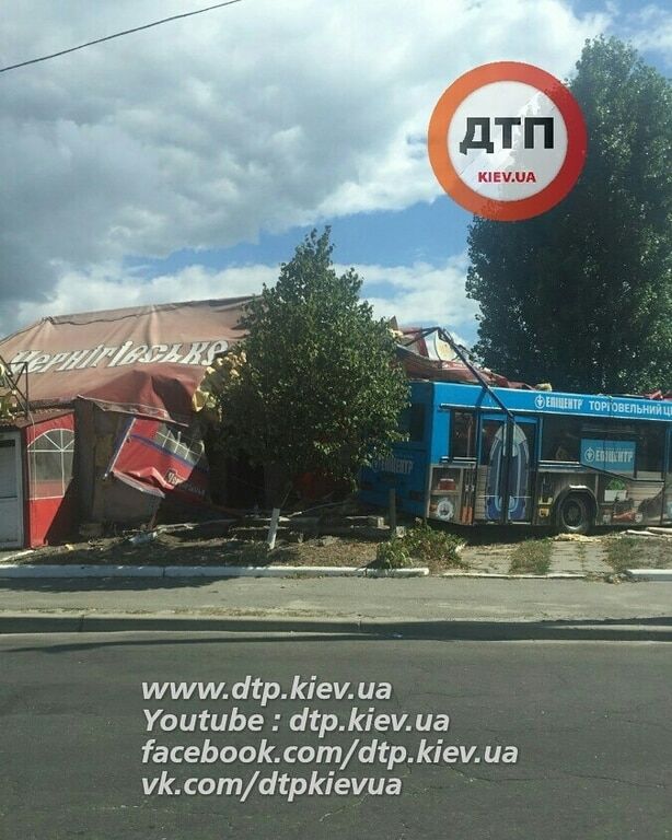 В Киеве неуправляемый автобус устроил ДТП: пострадали 7 человек