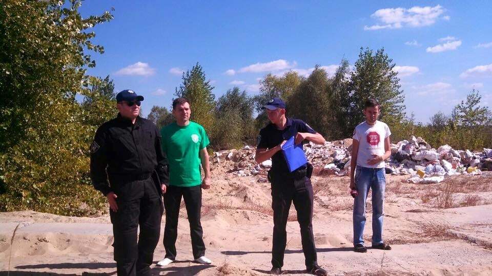 Незаконний видобуток піску на Київщині: на активістів намагалися наїхати трактором