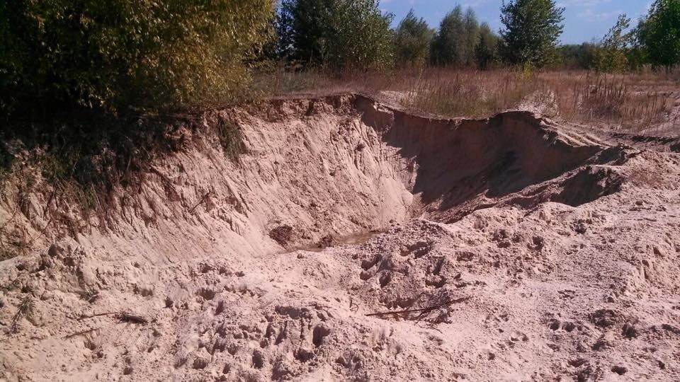 Незаконная добыча песка на Киевщине: на активистов пытались наехать экскаватором