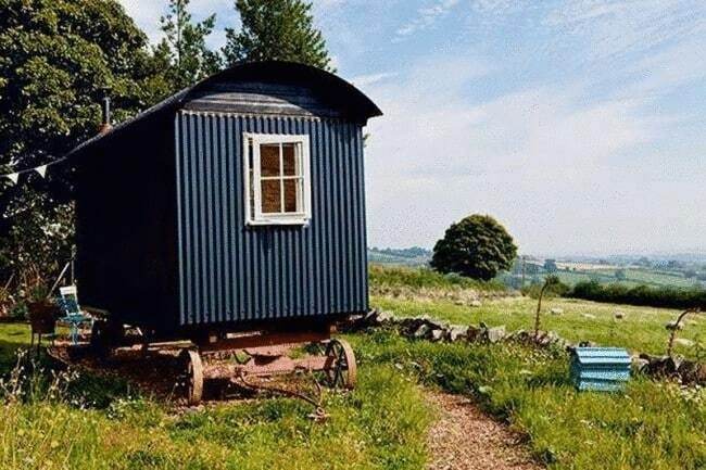 Оазис спокойствия в вашем саду: как оформить вагончик в цыганском стиле 