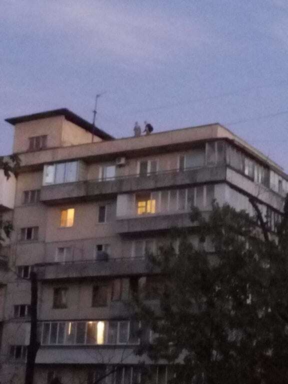 В Киеве подростки устроили экстрим-развлечения на крыше дома: опубликованы фото