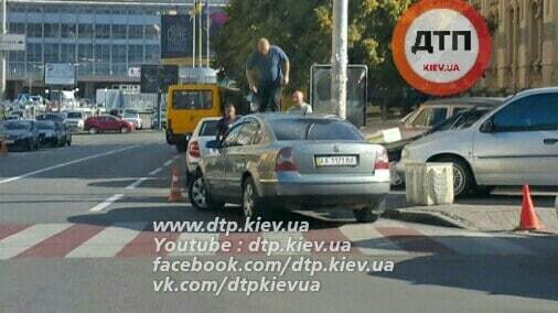 Разборки на дороге: в Киеве авто героя парковки помяли ногами