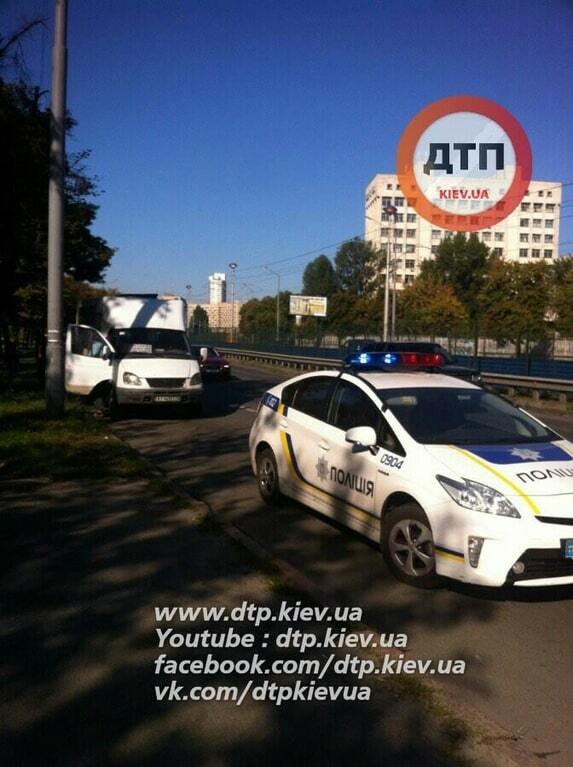 В Киеве девушка на ходу выпала из маршрутки 