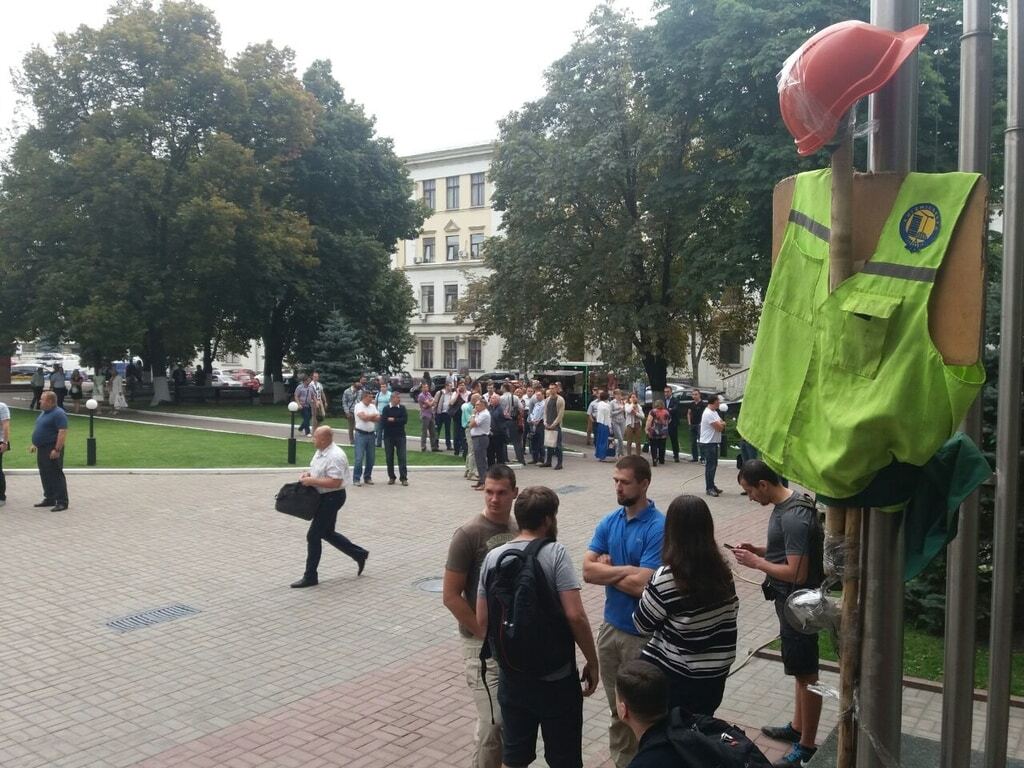 Блокирование офиса "Киевгорстроя": полиция оттеснила "Азов"