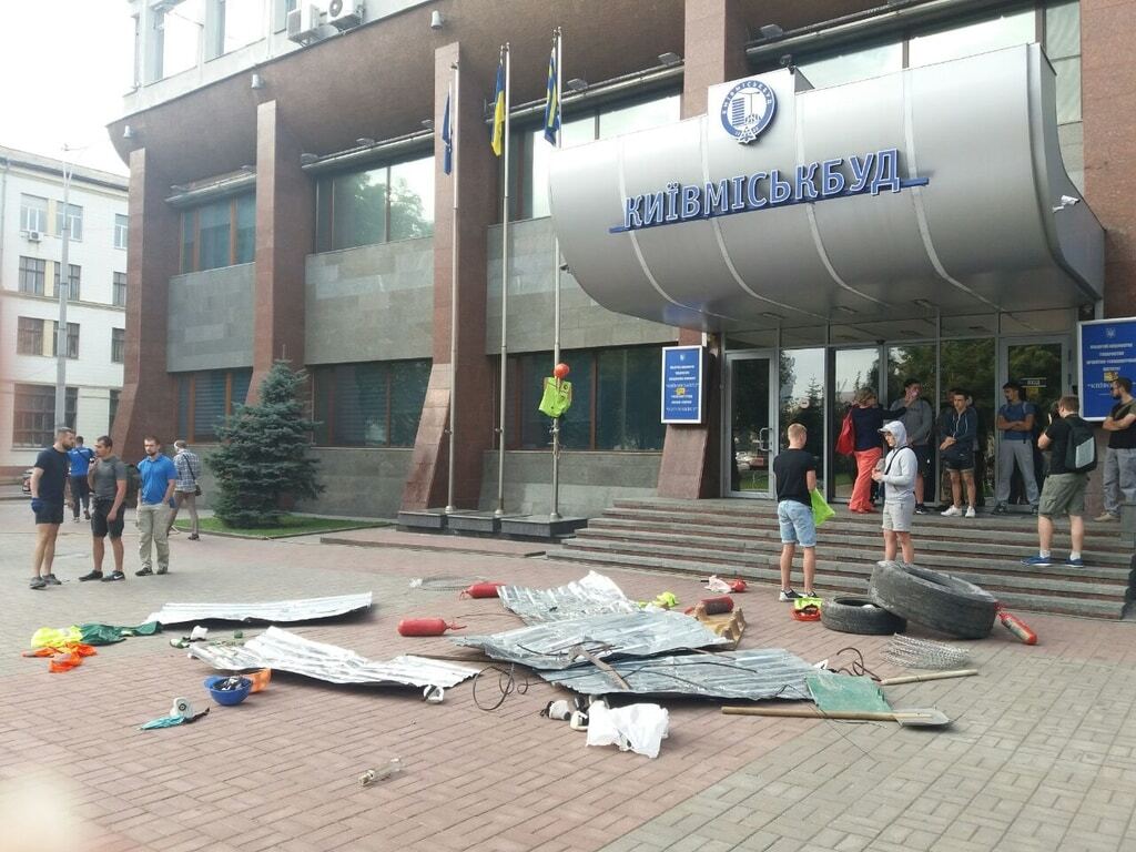Блокирование офиса "Киевгорстроя": полиция оттеснила "Азов"