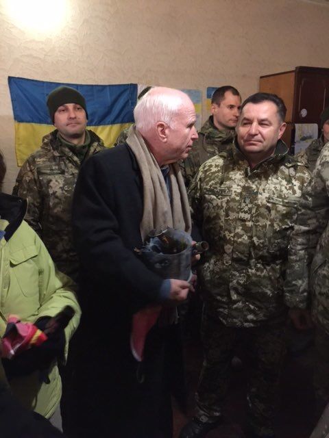 Американський сенатор отримав на Донбасі сумний сувенір