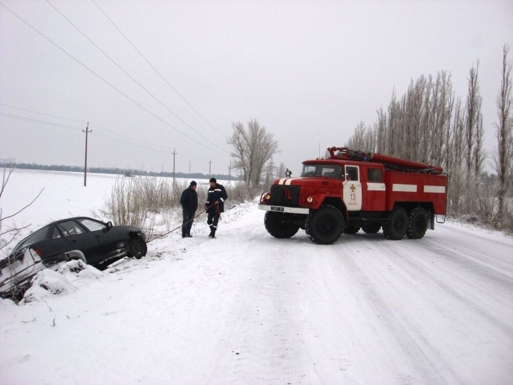 В Запорожской области спасатели вытащили из кювета авто с пассажирами 