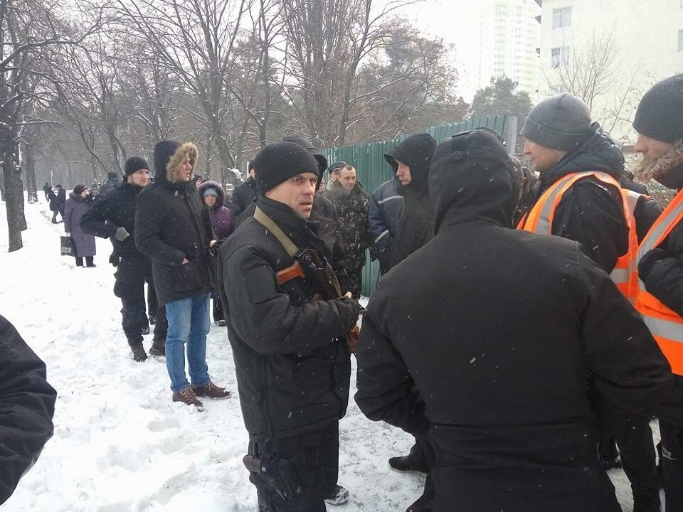 Забор монтируют прямо под окнами: в Киеве разгорелся строительный скандал