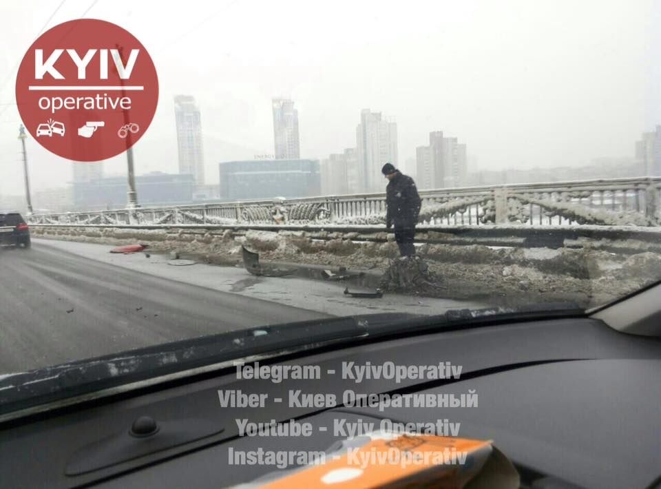 В Киеве из-за масштабного ДТП остановился мост Патона
