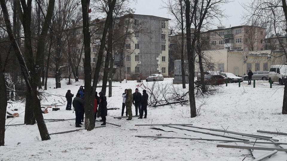 Забор монтируют прямо под окнами: в Киеве разгорелся строительный скандал