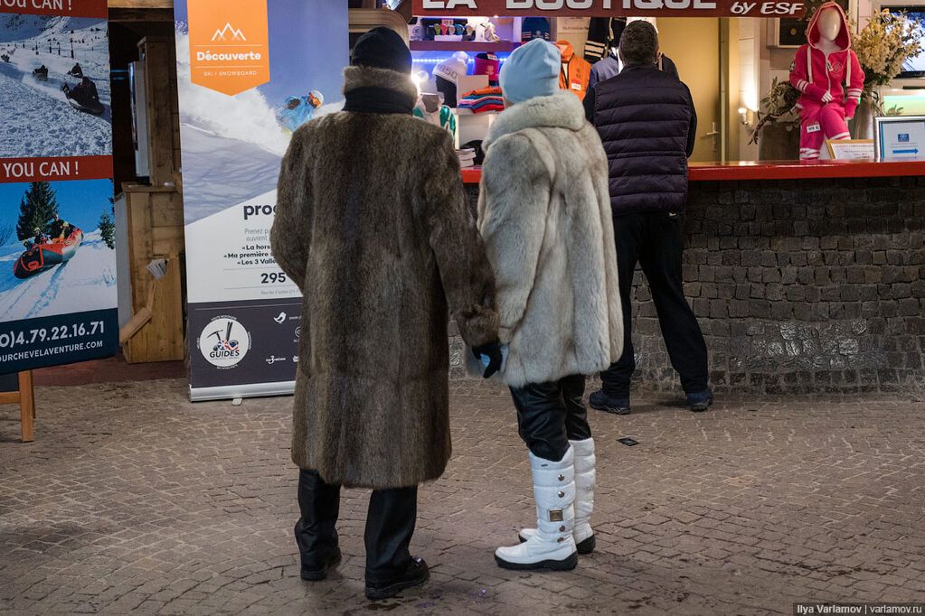 Мех в глаза и леопард по телу: названы 10 признаков россиян в Куршевеле. Фотофакт