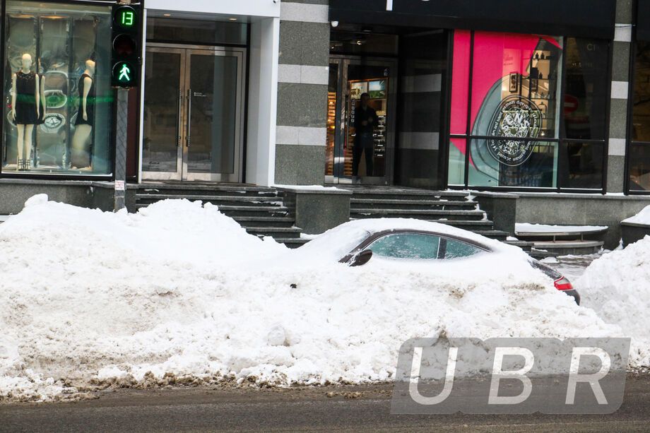 В центре Киева Porsche "закопали" в снегу