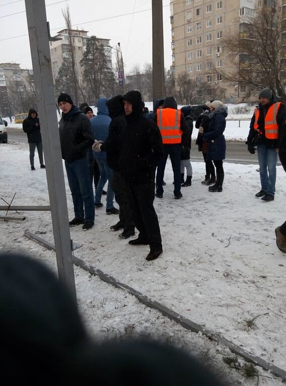 Забор монтируют прямо под окнами: в Киеве разгорелся строительный скандал