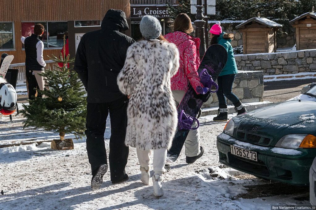 Мех в глаза и леопард по телу: названы 10 признаков россиян в Куршевеле. Фотофакт