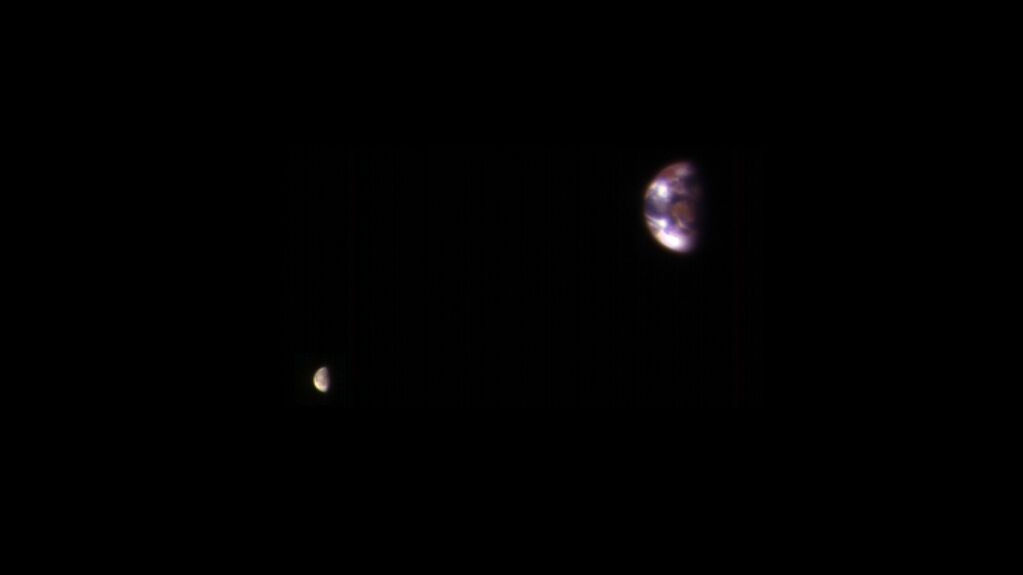 Уникальный кадр: NASA показало как выглядит Земля и Луна с Марса