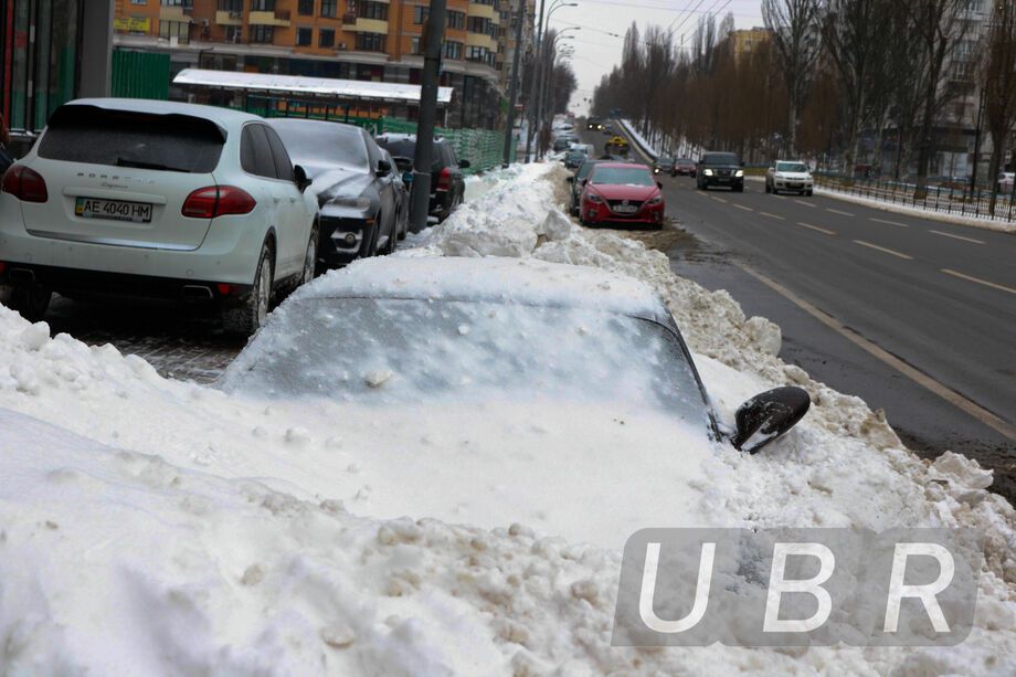 В центре Киева Porsche "закопали" в снегу