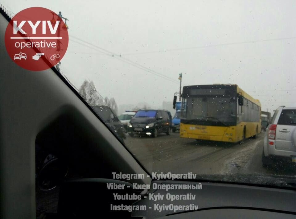 В Киеве из-за масштабного ДТП остановился мост Патона