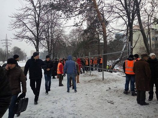 Забор монтируют прямо под окнами: в Киеве разгорелся строительный скандал