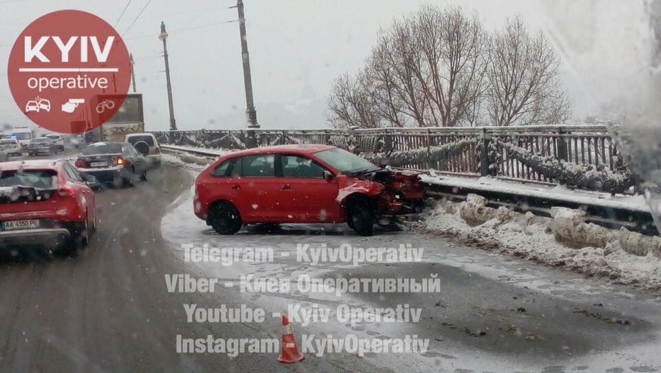 У Києві через масштабну ДТП зупинився міст Патона
