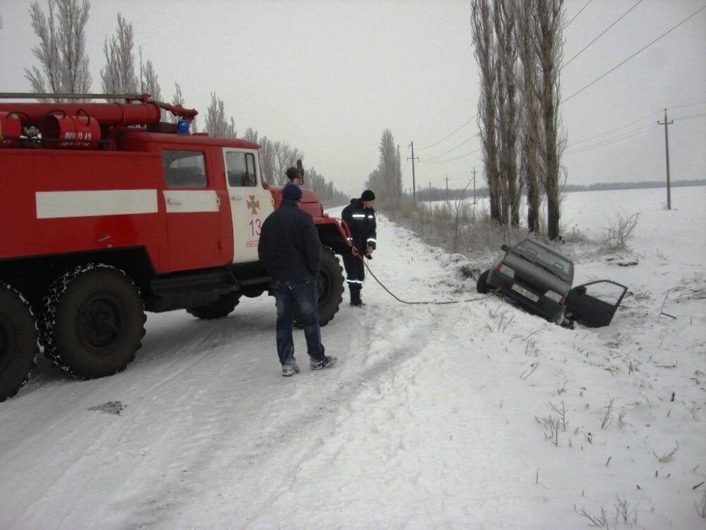 В Запорожской области спасатели вытащили из кювета авто с пассажирами 