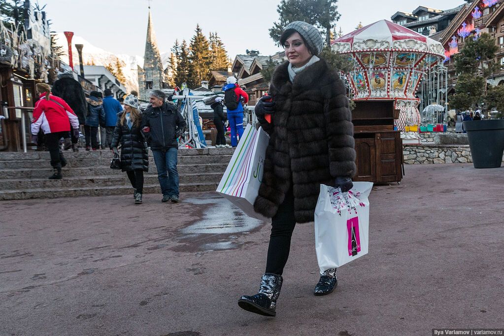 Мех в глаза и леопард по телу: названы 10 признаков россиян в Куршевеле. Фотофакт