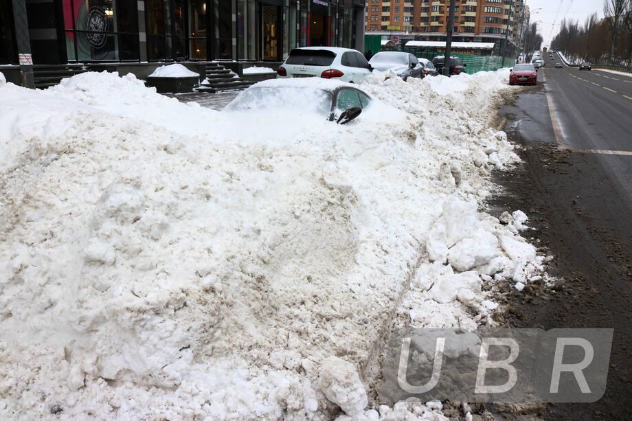 В центре Киева Porsche "закопали" в снегу
