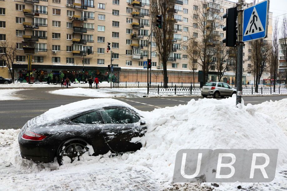 В центре Киева Porsche "закопали" в снегу