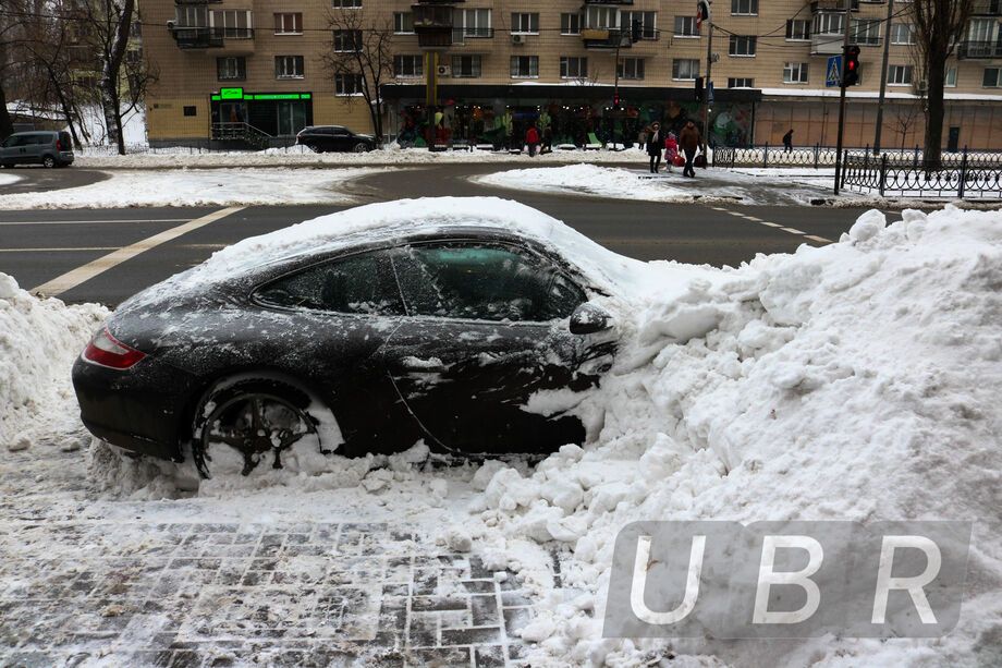 В центре Киева Porsche "закопали" в снегу