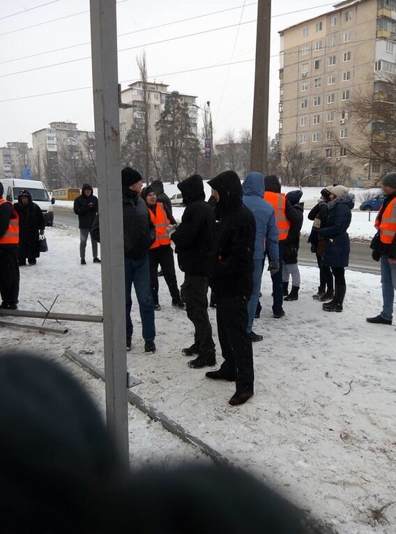 Паркан монтують просто під вікнами: в Києві розгорівся будівельний скандал