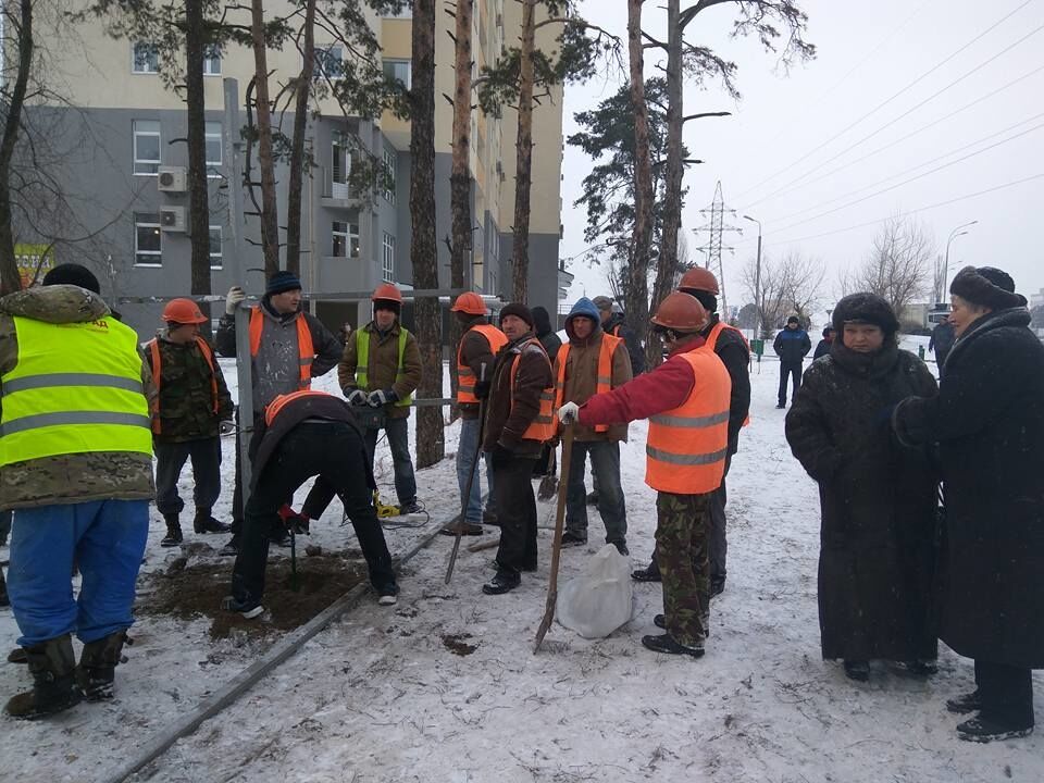 Забор монтируют прямо под окнами: в Киеве разгорелся строительный скандал