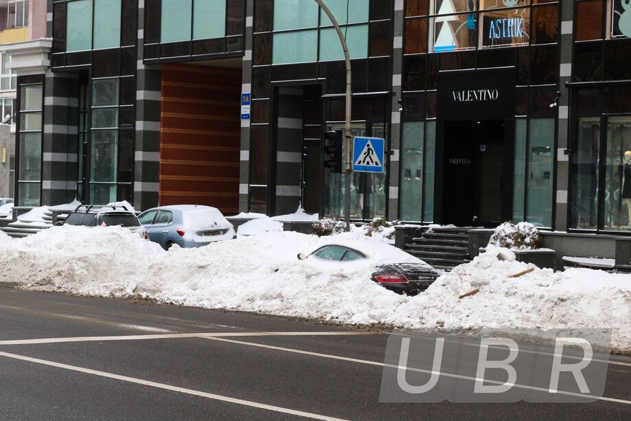 В центре Киева Porsche "закопали" в снегу